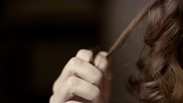 Bukan Makanan, Remaja Ini Hobi Makan Rambut Sampai Harus Dioperasi