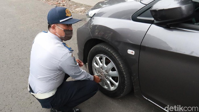 Dinas Perhubungan (Dishub) Kota Bandung menggelar penertiban terhadap mobil dan motor yang parkir liar. Ini foto-fotonya.