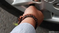 Ada sekitar 46 unit sepeda motor dan enam unit mobil yang dicabut pentil. Selain itu, petugas Dishub Kota Bandung juga memasang stiker imbauan agar tidak parkir sembarangan.