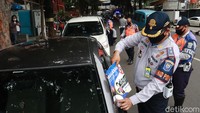 Asep menyebut, pihaknya terpaksa melakukan penertiban tersebut karena kendaraan yang melakukan parkir liar itu mengaggu arus lalu lintas.