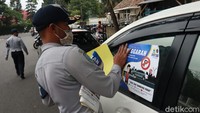 Saat disinggung, mengapa kendaraan yang melakukan parkir liar tidak diderek, Asep menyebut karena situasinya masih pandemi COVID-19.
