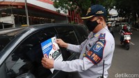 Pantauan detikcom, Jumat (19/2/2031) penindakan parkir liar ini dipimpin langsung Kepala Bidang Pengendalian dan Ketertiban Transportasi (PDKT) Dishub Kota Bandung Asep Kuswara.