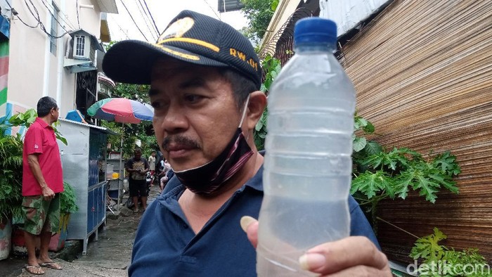 Cerita Ketua RW terkait genangan berwarna putih susu di Sunter Jaya kemarin