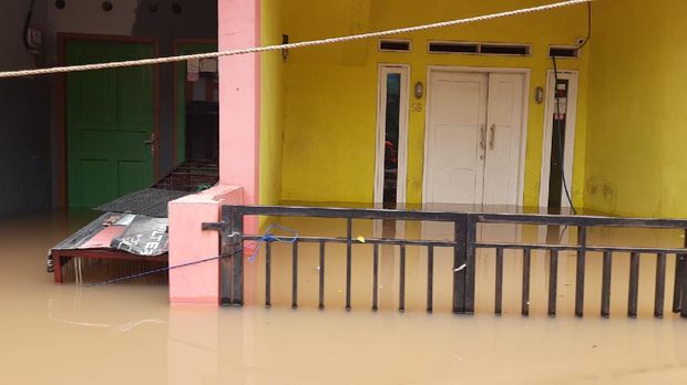 Banjir d Cipinang Melayu, Jaktim, setinggi pinggang, Jumat (19/2/2021).