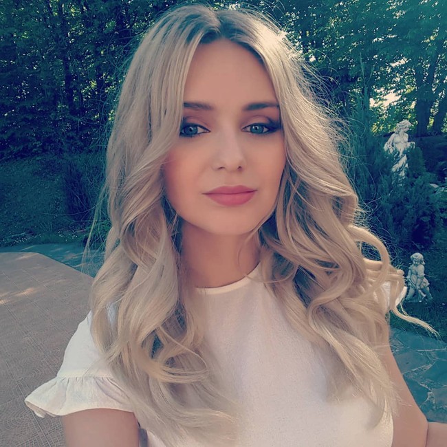 Menurut Ketua Dewan Cluj, Alin Tise, Claudia berhak atas pekerjaannya. Dia memiliki kualitas untuk itu dengan gelar ganda yang dia miliki. Namun walaupun menyesali perbuatan netizen, Alin tetap mengeluarkan surat pengunduran diri Claudia. Foto: Instagram/@claudiaardelean_