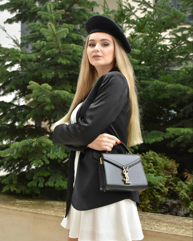 Tak disangka setelah mengunggah foto selfie di media sosial yang memperlihatkan dirinya sedang berada di depan gedung dewan, Claudia memperoleh banyak kritikan. Saya berterima kasih atas kepercayaan dan dukungan Partai Liberal Nasional Cluj! tulis keterangan dalam unggahannya itu. Foto: Instagram/@claudiaardelean_