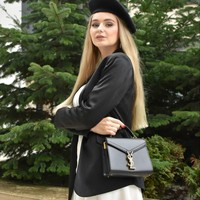 Tak disangka setelah mengunggah foto selfie di media sosial yang memperlihatkan dirinya sedang berada di depan gedung dewan, Claudia memperoleh banyak kritikan. Saya berterima kasih atas kepercayaan dan dukungan Partai Liberal Nasional Cluj! tulis keterangan dalam unggahannya itu. Foto: Instagram/@claudiaardelean_