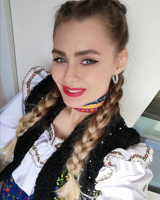 Wanita 27 tahun yang memiliki gelar ganda di bidang hukum dan etika Eropa itu sendiri sebelumnya diminta bekerja secara sukarela tanpa bayaran di Pneumophthisiology Clinical Hospital, Romania. Merasa senang bisa bekerja di rumah sakit tersebut, Claudia kemudian memposting ungkapan kebahagiaannya di media sosial pada 8 Februari. Foto: Instagram/@claudiaardelean_