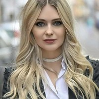 Wanita bernama Claudia Ardelean yang memiliki gelar ganda di bidang hukum dan etika Eropa dikeluarkan dari rumah sakit tempatnya bekerja hanya karena persoalan sepele, yaitu karena dianggap terlalu cantik. Claudia sendiri merupakan mantan model sehingga tidak heran dirinya memiliki penampilan rupawan. Foto: Instagram/@claudiaardelean_