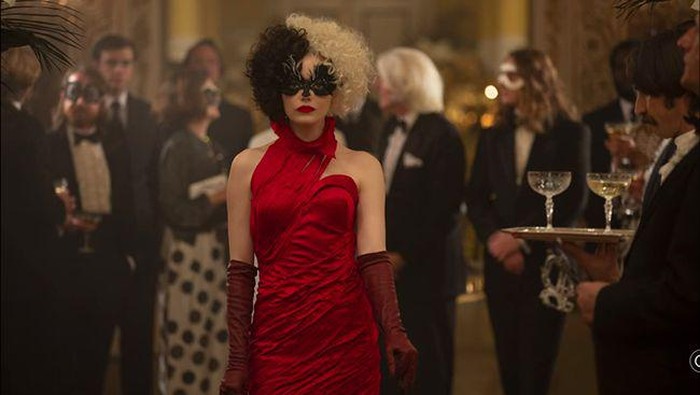 Emma Stone memerankan Cruella de Vil di film Disney Cruella