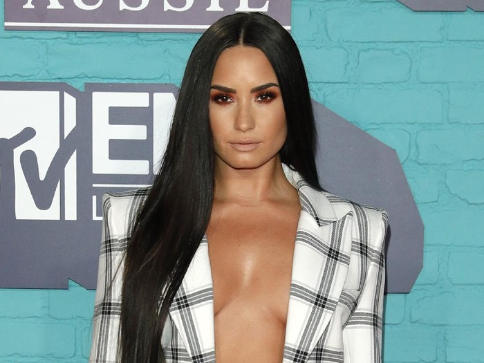 LONDON, ENGLAND - NOVEMBER 12:  Demi Lovato attends the MTV EMAs 2017 held at The SSE Arena, Wembley on November 12, 2017 in London, England.  (Photo by Andreas Rentz/Getty Images for MTV)