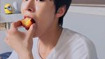 Gaya Keren Doyoung NCT Saat Pamer Camilan dan Makan Mie