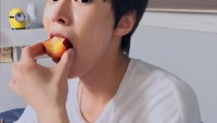 Sebagai idol, tentu saja Doyoung juga dituntut untuk memiliki penampilan yang baik. Untuk itu ia selalu menyantap makanan sehat, seperti buah plum ini. Foto: Instagram @do0_nct