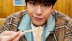 Gaya Keren Doyoung NCT Saat Pamer Camilan dan Makan Mie