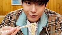 Doyoung juga sempat memamerkan momennya saat menikmati kalguksu atau mie khas Korea yang hangat. Mie itu tampak lembut ketika disantap. Foto: Instagram @do0_nct