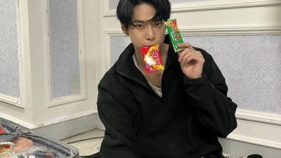 Gaya Keren Doyoung NCT Saat Pamer Camilan dan Makan Mie