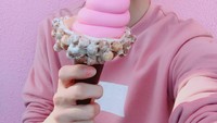 Satu scoop es krim warna merah muda ini tampak serasi dengan sweater yang Doyoung kenakan dan latar di belakangnya. Tampan ya! Foto: Instagram @do0_nct