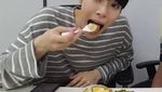 Gaya Keren Doyoung NCT Saat Pamer Camilan dan Makan Mie