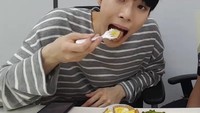Pria bersuara indah ini juga sempat memamerkan momen makannya lewat siaran langsung di VLIVE. Saat itu ia menikmati pie. Foto: Instagram @do0_nct