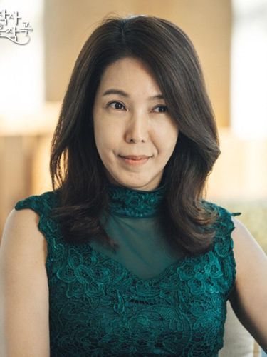 Drama Korea Love (ft. Marriage and Divorce) mencuri perhatian sejak penayangan episode pertamanya. Love (ft. Marriage and Divorce) mengangkat tiga masalah rumah tangga dari berbagai usia, dan menjadi drakor dengan rating tertinggi dalam sejarah stasiun TV Chosun. Penasaran kisah drakor Love (ft. Marriage and Divorce)?