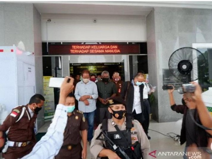 Dua mantan kadis di Pemprov Kepri dituntut belasan tahun penjara dalam sidang kasus korupsi perizinan tambang bauksit