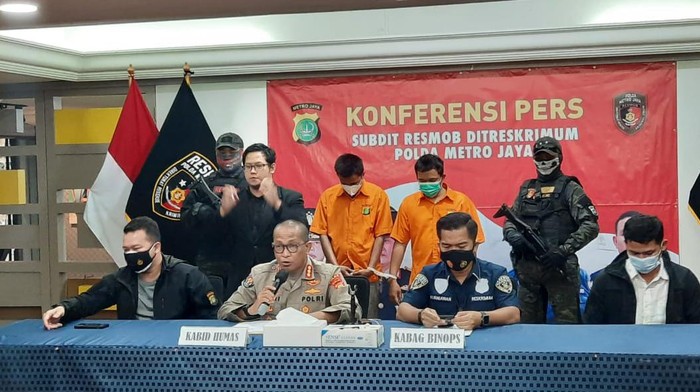 Dua pelaku jambret kalung emas bocah di Pasar Minggu, Jaksel ditangkap polisi.