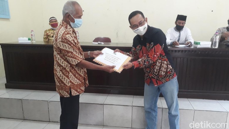Dusun Semilir Bagikan Tiket Gratis General Manager Dusun Semilir, Agus Sasongko memberikan tiket gratis ke warga sekitar, di kantor Kelurahan Bawen, Jumat (19/2/2021).