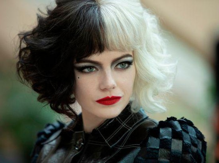 Emma Stone sebagai Cruella de Vil