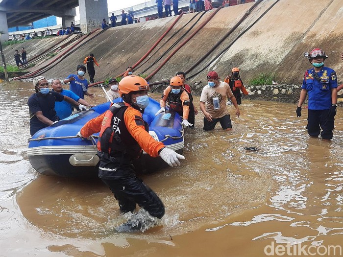 Evakuasi jenazah nenek Maryati di lokasi banjir RW 04 Cipinang Melayu, Jakarta Timur.