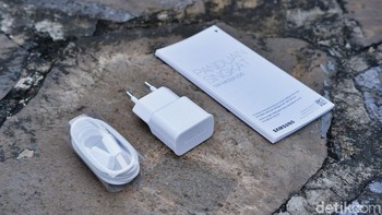 Dalam kotak penjualannya ada buku petunjuk, charger dan earphone. Foto: Adi Fida Rahman/detikINET