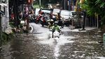 Penampakan Genangan yang Rendam Jalan Bangka Raya