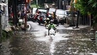 Beberapa pengendara sepeda motor nekat menerobos genangan di Jalan Bangka Raya, Jakarta Selatan.