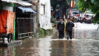 Genangan sempat memutus arus lalu lintas di jalan tersebut.