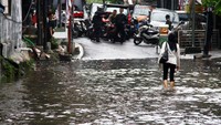 BMKG memprediksi hujan masih akan terus terjadi sepanjang Februari. Bahkan hujan yang terjadi sejak dini hari tadi membuat sejumlah ruas jalan tergenang.