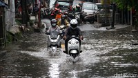 Jalan Bangka Raya, Jakarta Selatan, tergenang banjir.