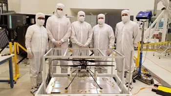 Tim engineer berpose bersama Ingenuity yang telah selesai dibuat. Foto: NASA