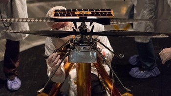 Ingenuity ini adalah semacam perangkat uji coba untuk terbang di Mars. Ia punya empat baling-baling dari karbon fiber, disusun dalam dua baling-baling yang berputar ke arah berkebalikan dengan kecepatan sekitar 2.400 rpm, jauh lebih cepat dari helikopter penumpang di Bumi. Foto: NASA