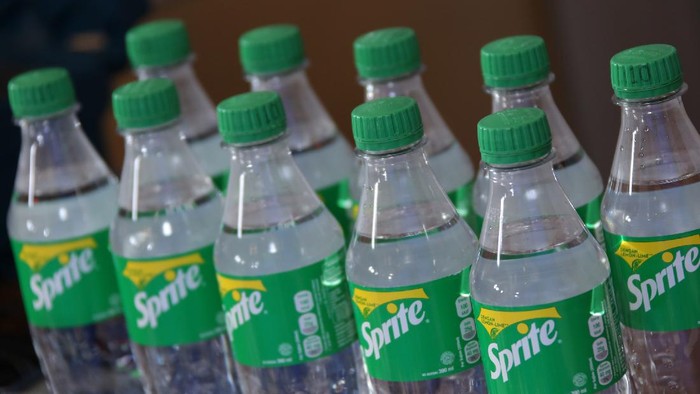 Inovasi Kemasan Daur Ulang yang Ramah Lingkungan Dalam rangka memperingati Hari Peduli Sampah Nasional bertema 'Sampah Bahan Baku Ekonomi Saat Pandemi', Coca-cola Indonesia meluncurkan kemasan daur ulang.