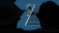 Karolina Muchova dari Republik Ceko melakukan servis di pertandingan Semifinal Tunggal Putri pada hari ke-11 Australia Open 2021 di Melbourne Park di Melbourne, Australia. Getty Images/Quinn Rooney  
