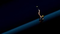 Alexander Zverev dari Jerman melakukan servis dalam pertandingan putaran ketiga Tunggal Putra pada hari kelima Australia Open 2021 di Melbourne Park di Melbourne, Australia. Getty Images/Darrian Traynor  
