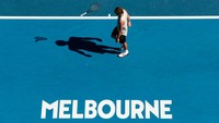 Alexander Zverev dari Jerman melempar raketnya ke tanah dalam pertandingan putaran ketiga Tunggal Putra pada hari kelima Australia Open 2021 di Melbourne Park di Melbourne, Australia. Getty Images/Darrian Traynor  