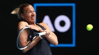 Kaia Kanepi dari Estonia melakukan pukulan forehand pada pertandingan putaran ketiga Tunggal Putri pada hari keenam Australia Open 2021 di Melbourne Park di Melbourne, Australia. Getty Images/Cameron Spencer  