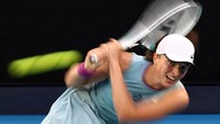 Iga Swiatek dari Polandia melakukan backhand dalam pertandingan putaran keempat Tunggal Putri ada hari ketujuh Australia Open 2021 di Melbourne Park di Melbourne, Australia. Getty Images/Cameron Spencer  