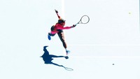 Serena Williams dari Amerika Serikat memainkan pukulan forehand dalam pertandingan Semifinal Tunggal Putri pada hari ke-11 Australia Open 2021 di Melbourne Park di Melbourne, Australia. Getty Images/Darrian Traynor  