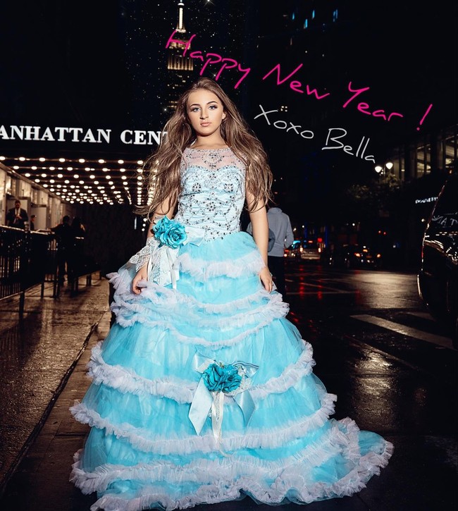 Diakuinya jika ikut kontes kecantikan saat kecil membuka banyak pintu pada bidang modeling, akting, dan menyanyi. Tapi bukan jadi artis, Isabella kini malah berkembang sebagai pengusaha. Sejak jadi populer di usia enam tahun, ia memang sudah meluncurkan bisnis dengan merilis produk kecantikan dan aksesori untuk anak perempuan. Foto: Instagram @isabellabarrett123