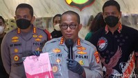 Polisi pun mengatakan jika Jennifer Jill terancam 12 tahun penjara karena menyimpan sabu di dalam rumah. Pool/Palevi S/detikFoto
