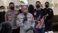 Jennifer yang berada di barisan belakang pun hanya menunduk saja. Pool/Palevi S/detikFoto