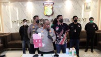 Polisi menjelaskan kronologi penangkapan Jennifer Jill yang dilakukan di kediamannya di kawasan Ancol. Pool/Palevi S/detikFoto