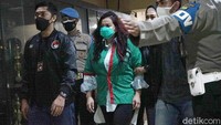Jennifer Jill bersama polisi saat ditemui di perilisan kasus narkoba yang menjeratnya di Polres Metro Jakarta Barat pada Jumat (19/2). Pool/Palevi S/detikFoto