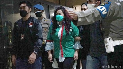 Jennifer Jill yang Kini Tertunduk Malu
